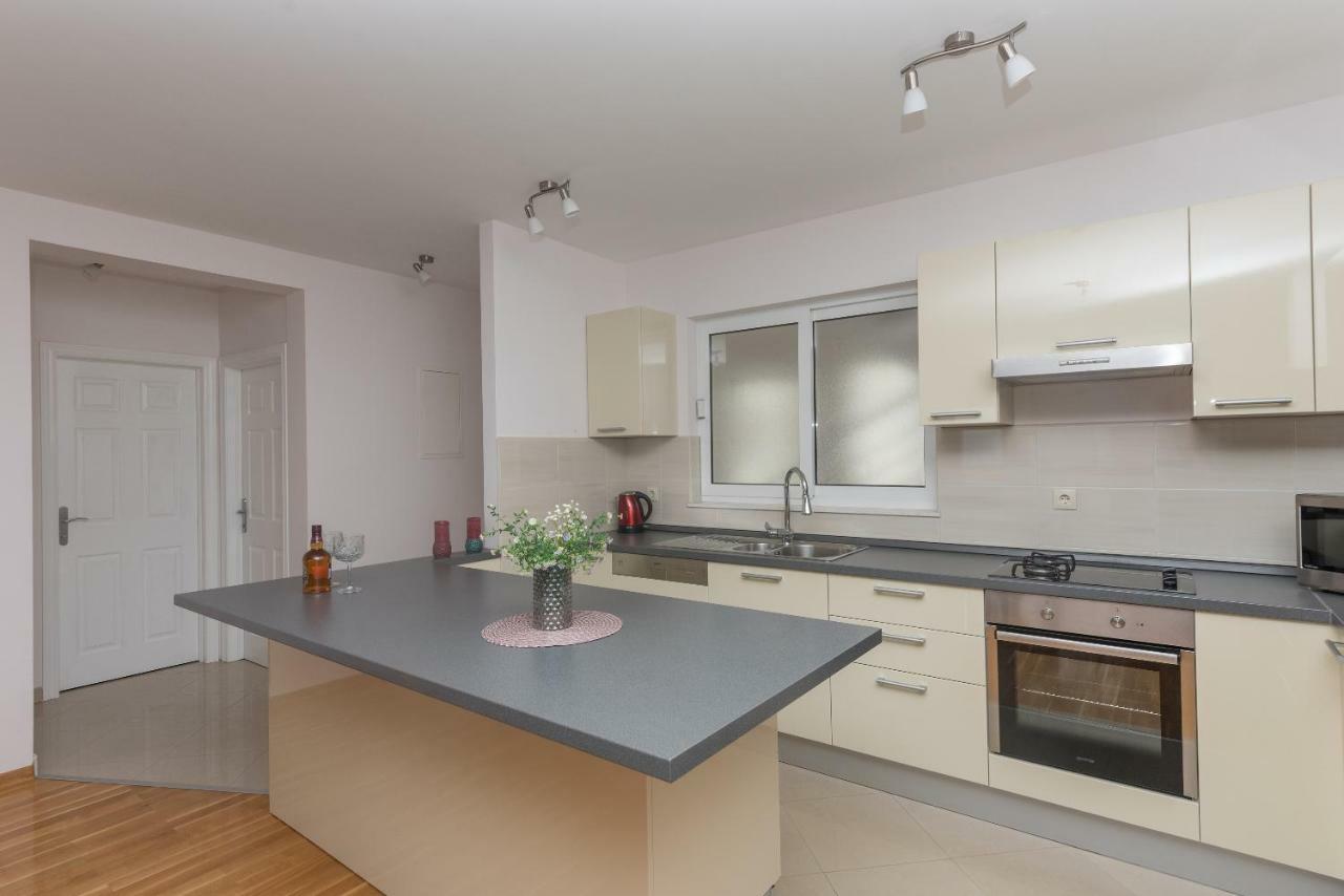 Apartments Naja Макарска Екстериор снимка