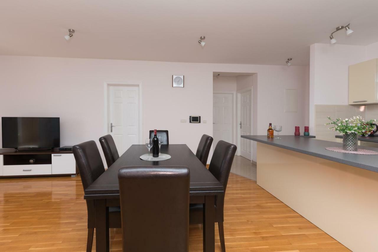 Apartments Naja Макарска Екстериор снимка