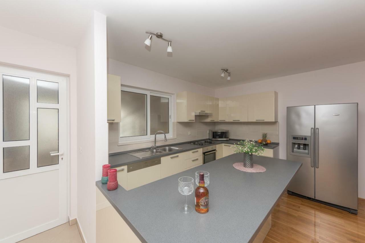 Apartments Naja Макарска Екстериор снимка