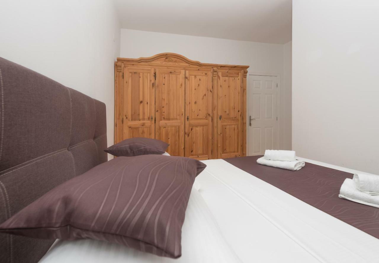 Apartments Naja Макарска Екстериор снимка