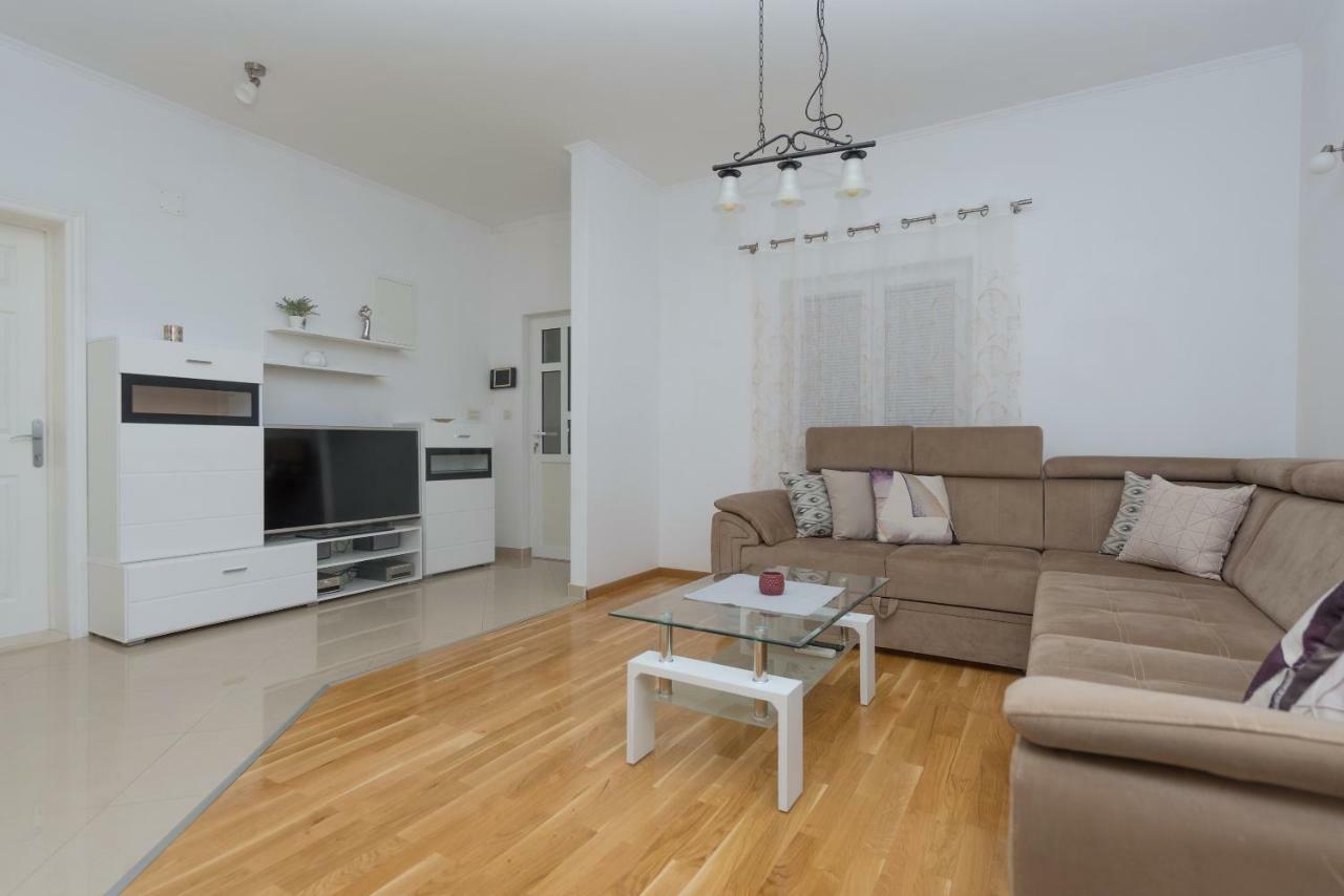 Apartments Naja Макарска Екстериор снимка